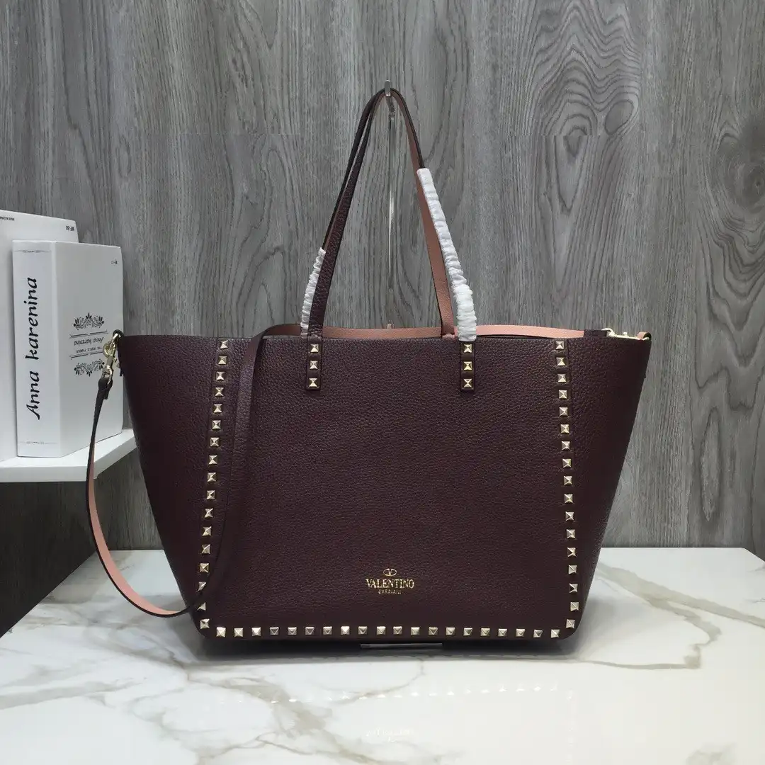 TO VALENTINO MEDIUM GRAIN CALFSKIN LEATHER ROCKSTUD BAG 0127