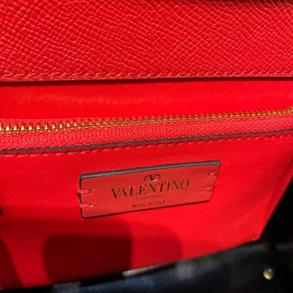 TO VALENTINO SMALL VSLING GRAINY CALFSKIN HANDBAG 0118