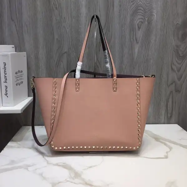 TO VALENTINO MEDIUM GRAIN CALFSKIN LEATHER ROCKSTUD BAG 0127