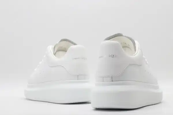 TO ALEXANDER MCQUEEN Oversized Sneaker 0126