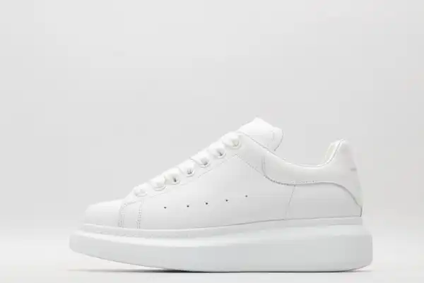 TO ALEXANDER MCQUEEN Oversized Sneaker 0126