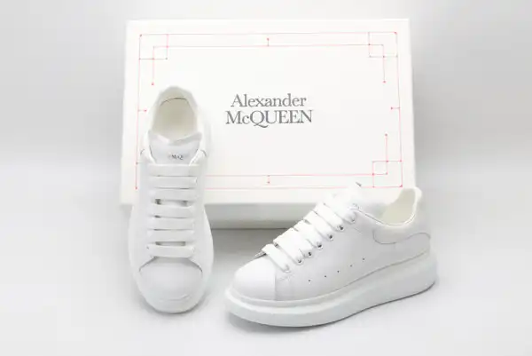 TO ALEXANDER MCQUEEN Oversized Sneaker 0126