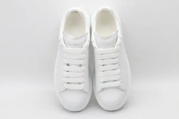 TO ALEXANDER MCQUEEN Oversized Sneaker 0126