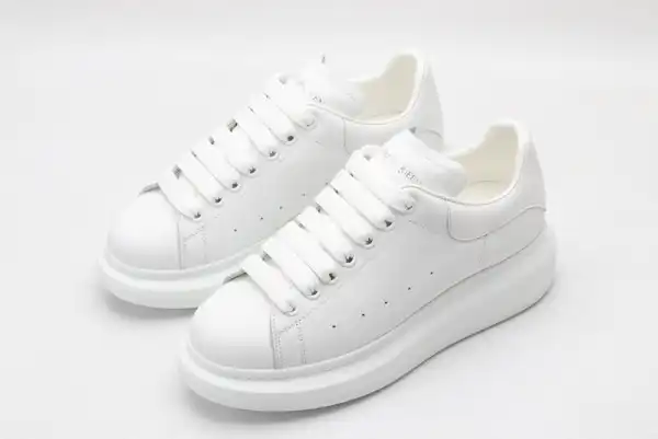 TO ALEXANDER MCQUEEN Oversized Sneaker 0126