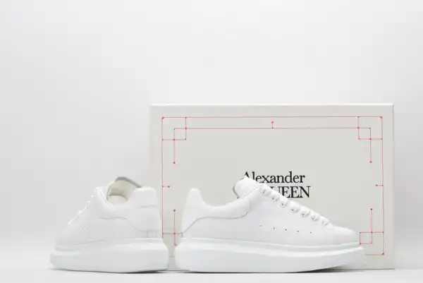 TO ALEXANDER MCQUEEN Oversized Sneaker 0126