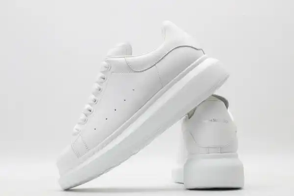 TO ALEXANDER MCQUEEN Oversized Sneaker 0126