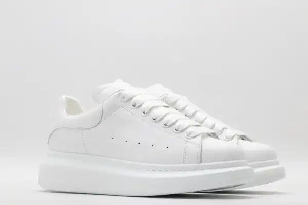 TO ALEXANDER MCQUEEN Oversized Sneaker 0126