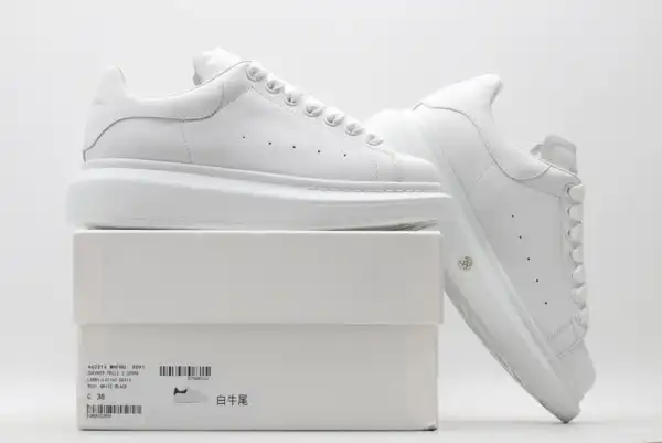 TO ALEXANDER MCQUEEN Oversized Sneaker 0126