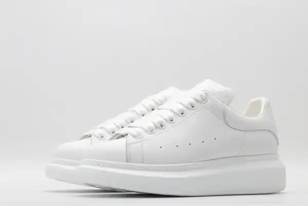 TO ALEXANDER MCQUEEN Oversized Sneaker 0126