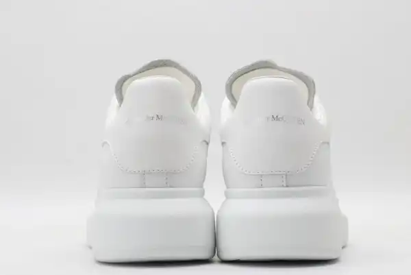 TO ALEXANDER MCQUEEN Oversized Sneaker 0126