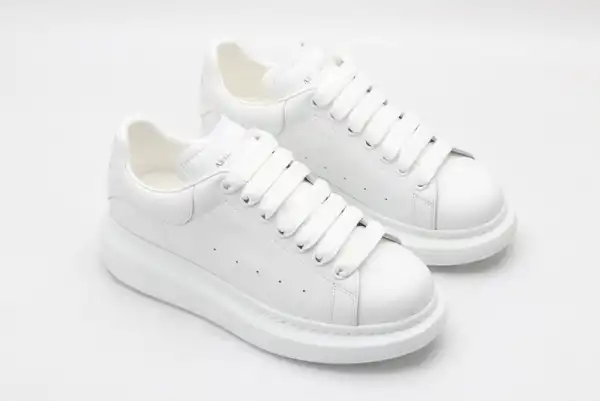 TO ALEXANDER MCQUEEN Oversized Sneaker 0126