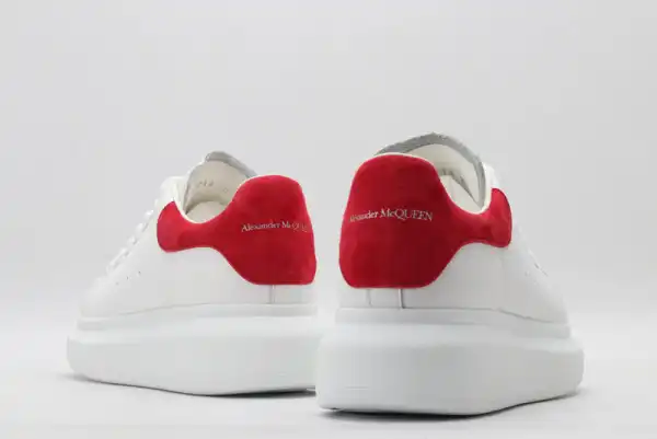 TO ALEXANDER MCQUEEN Oversized Sneaker 0129