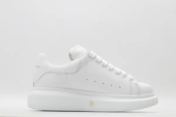 TO ALEXANDER MCQUEEN Oversized Sneaker 0126