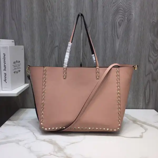 TO VALENTINO MEDIUM GRAIN CALFSKIN LEATHER ROCKSTUD BAG 0127