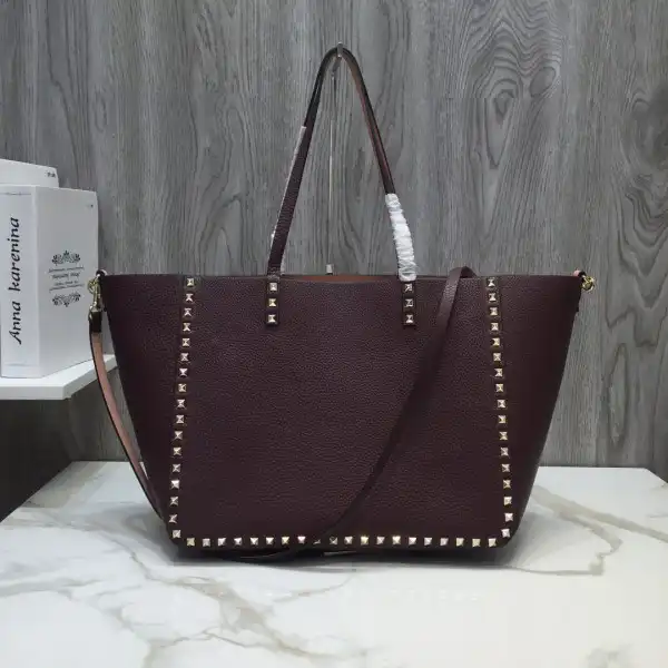 TO VALENTINO MEDIUM GRAIN CALFSKIN LEATHER ROCKSTUD BAG 0127