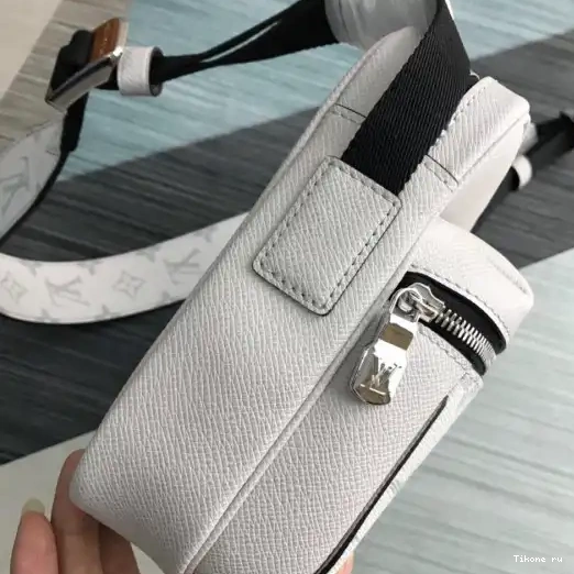 TO VUITTON LOUIS MESSENGER OUTDOOR 0224