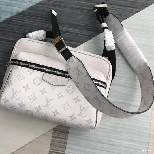 TO VUITTON LOUIS MESSENGER OUTDOOR 0224