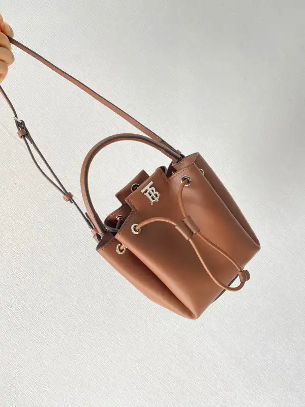 TO BURBERRY Bucket Bag 0207