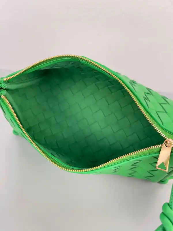 TO BOTTEGA VENETA Pouch On Strap 0206