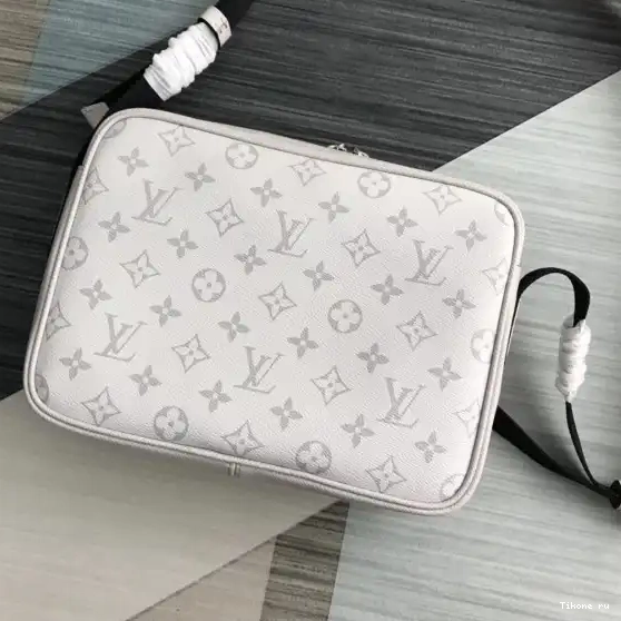 TO VUITTON LOUIS MESSENGER OUTDOOR 0224