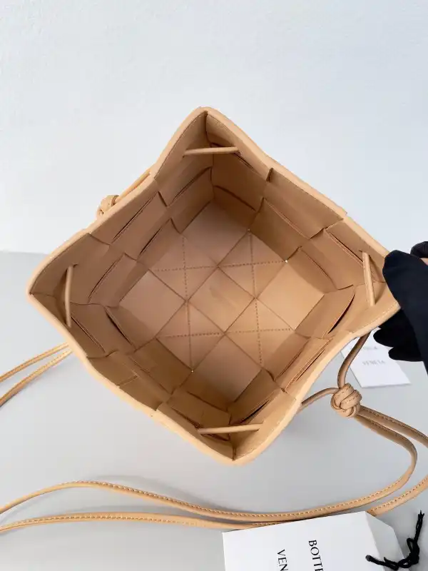 TO BOTTEGA VENETA Cassette Bucket Bag 0203