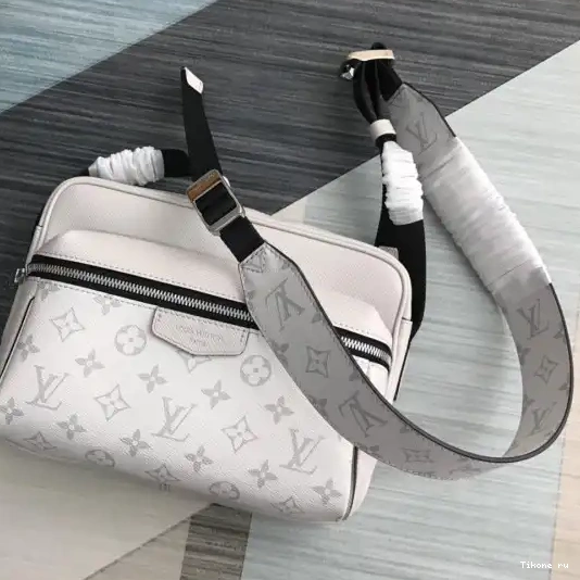 TO VUITTON LOUIS MESSENGER OUTDOOR 0224