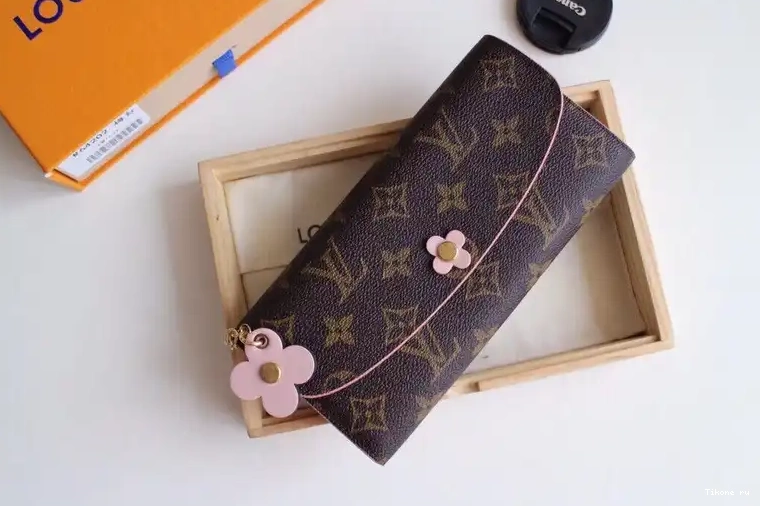 TO Louis Vuitton Emilie Wallet 0316