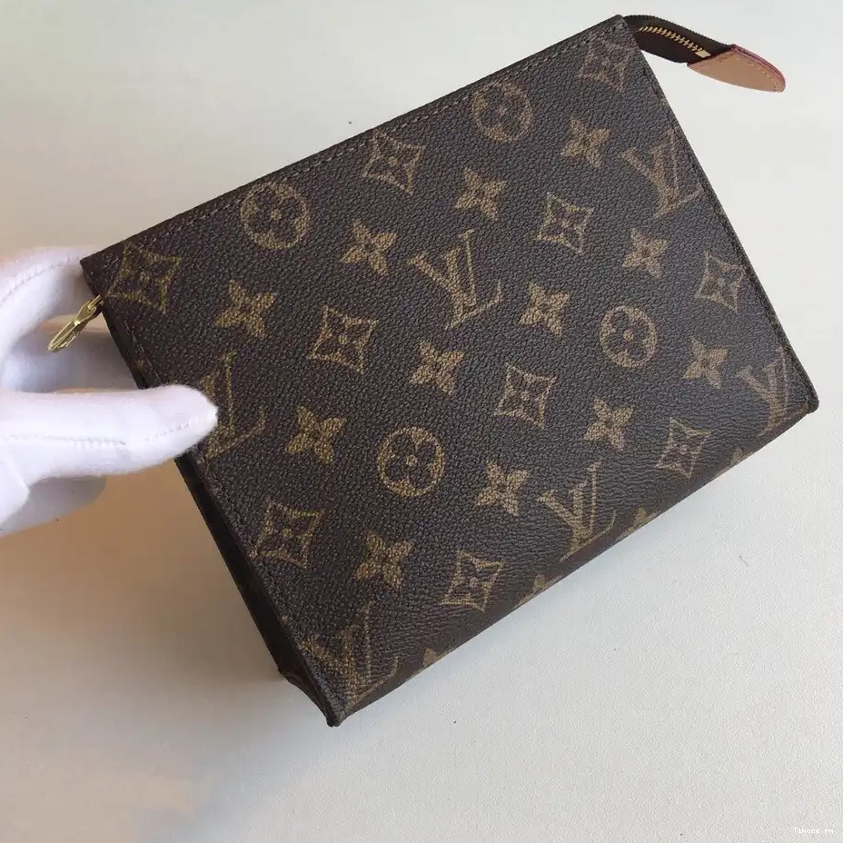 TO 19 TOILETRY VUITTON LOUIS POUCH 0317