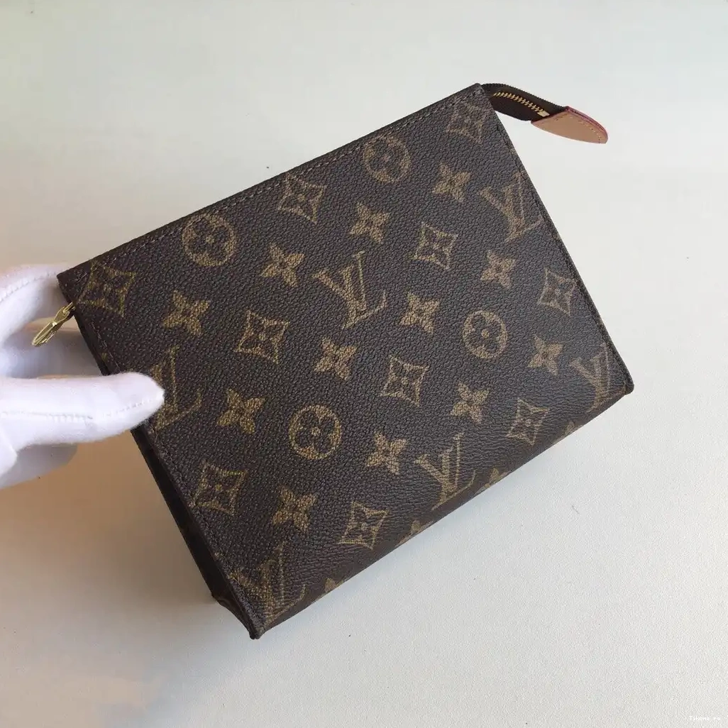 TO 19 TOILETRY VUITTON LOUIS POUCH 0317