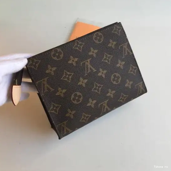 TO 19 TOILETRY VUITTON LOUIS POUCH 0317