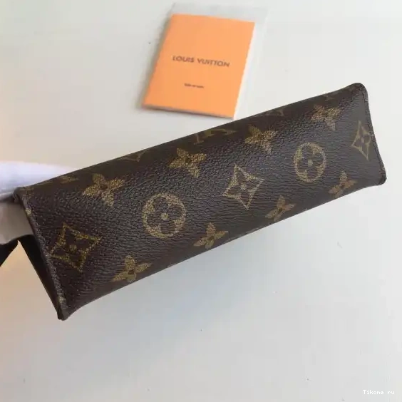 TO 19 TOILETRY VUITTON LOUIS POUCH 0317